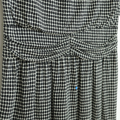 23区★美シルエット！ 幾何学 ドット総柄 フレンチスリーブ 膝丈ワンピース ウエストマーク サイズ36 黒系 z23093