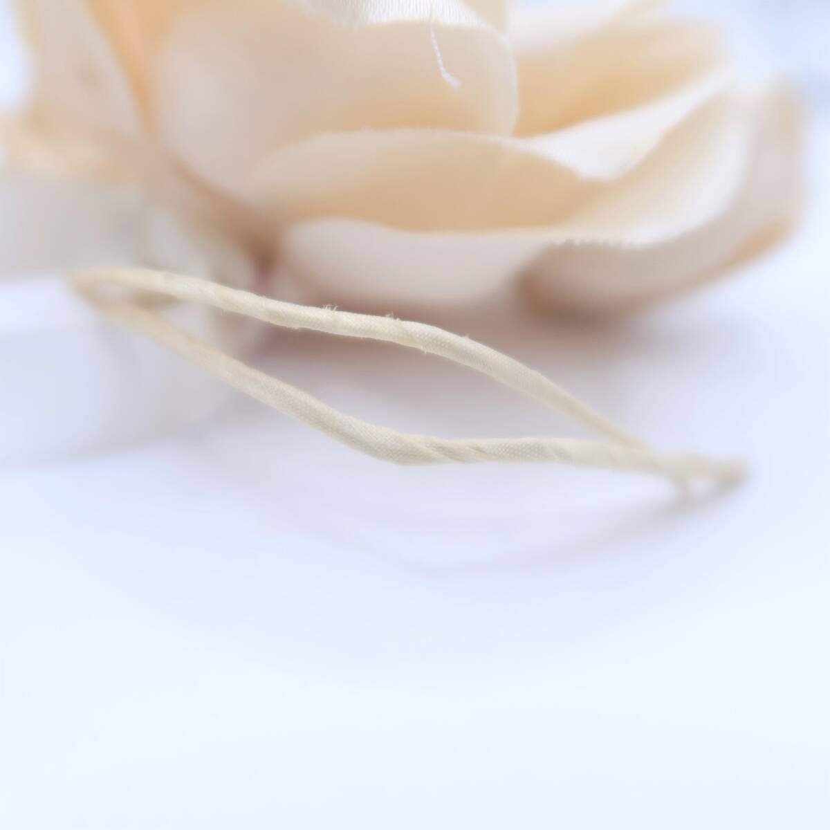 ピンクハウス★目を惹く存在感♪ 可憐な白薔薇と蕾コサージュ リボン付き オフホワイト系 ko089