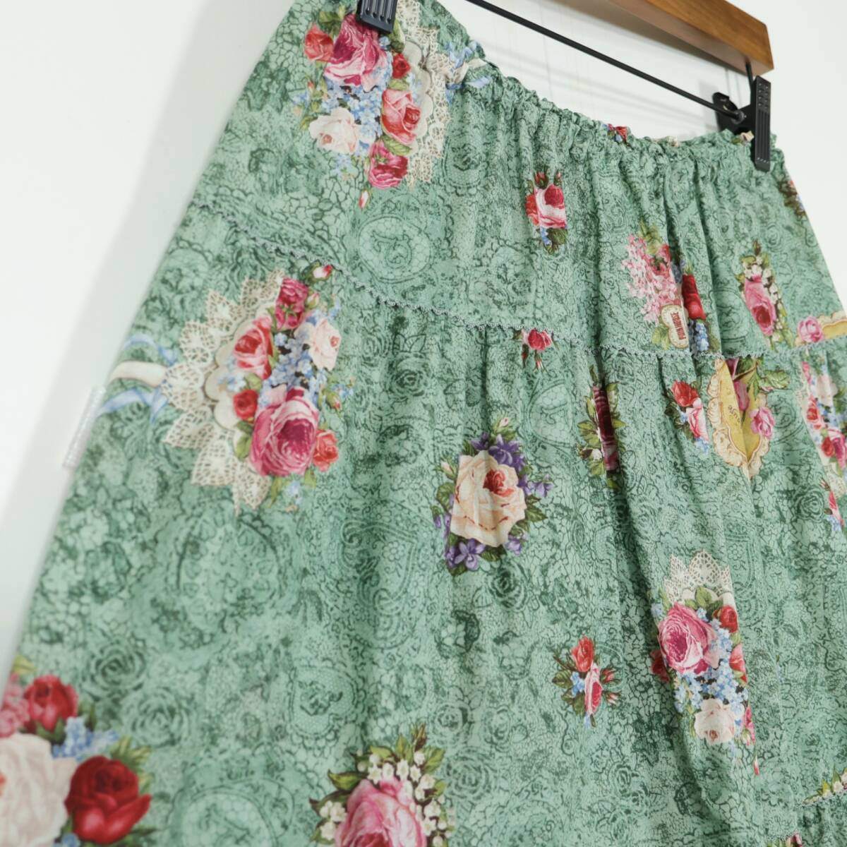 【美品！】ピンクハウス★勿忘草・薔薇・鈴蘭のブーケptが素敵♪ 刺繍付レース裾のレースフラワー柄ローンスカート グリーン系 z21370