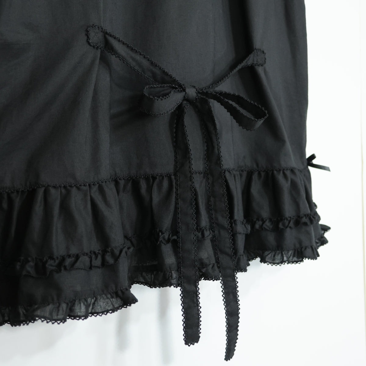 【美品】ピンクハウス★サテンリボンいっぱい♪ノースリーブローンブラウス 黒系 前開き 2023年製！薄手 z22173
