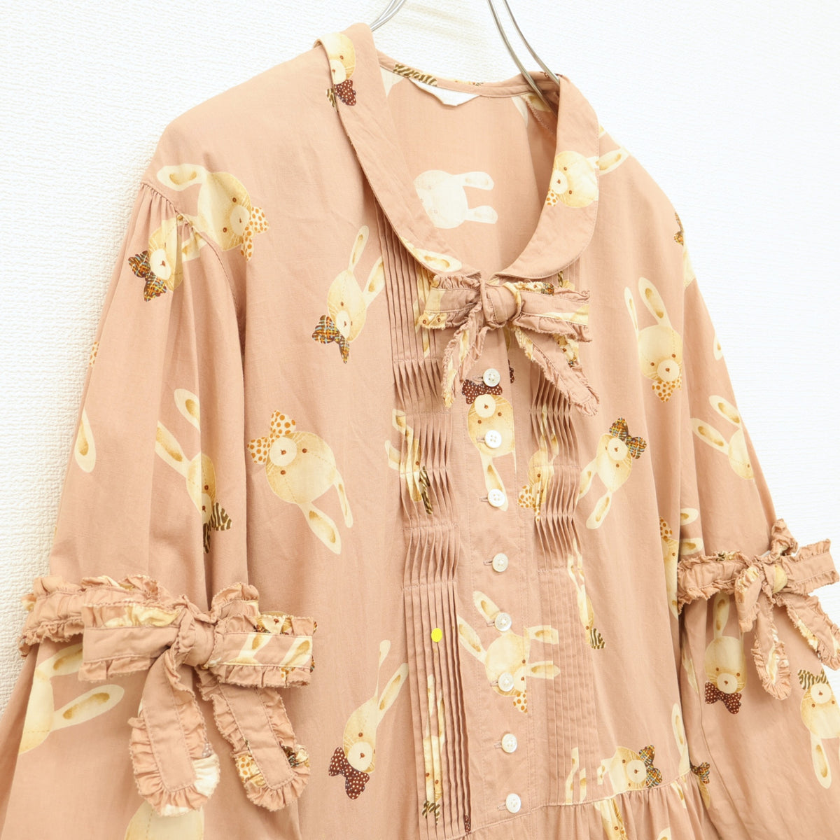 ピンクハウス★可愛らしいうさぎの総柄♪前開き 襟付き 長袖 リボン ワンピース ピンク系 z23158